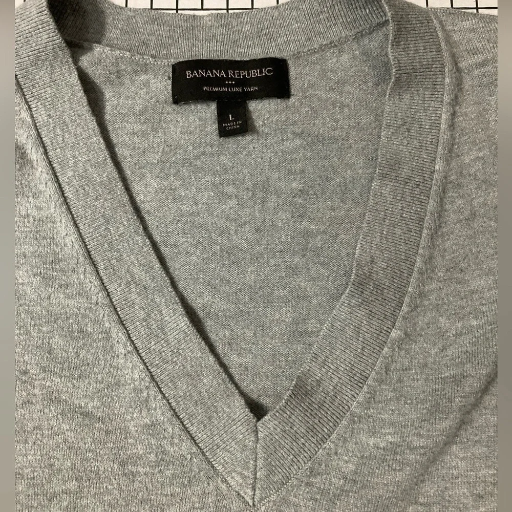 Banana Republic Men’s Large Gray Premium Luxe Yarn V-neck Sweater
